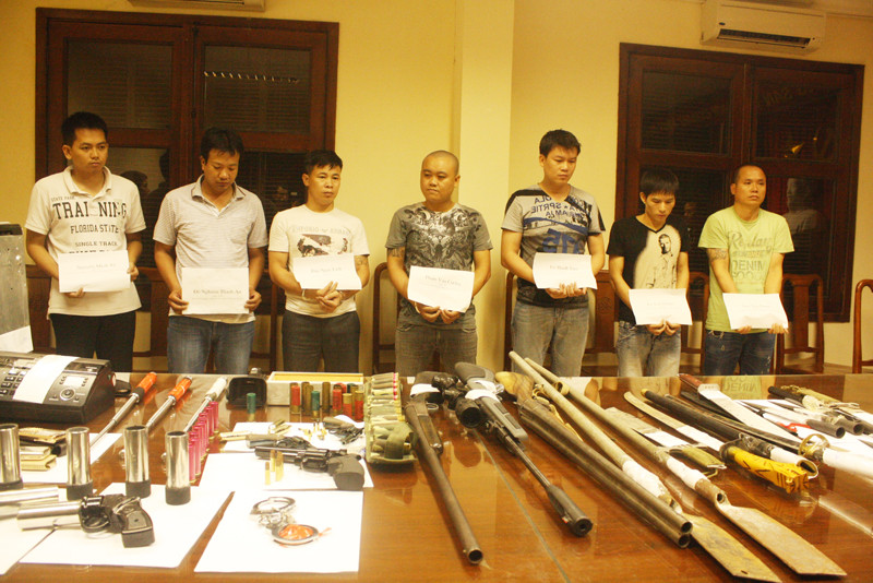 Đường dây cá độ và số tang vật, hung khí bị thu giữ. Đường dây cá độ và số tang vật, hung khí bị thu giữ