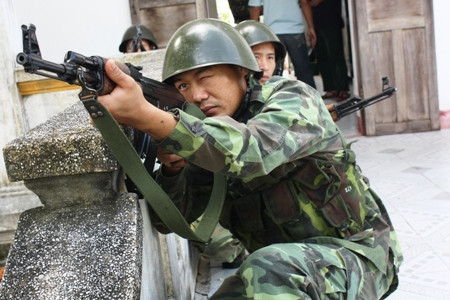 Chăm chú theo dõi mục tiêu