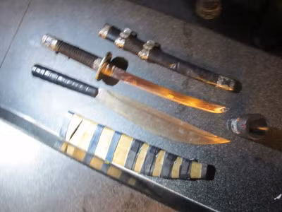 Hung khí Huy mang theo để trả thù. Hung khí Huy mang theo để trả thù