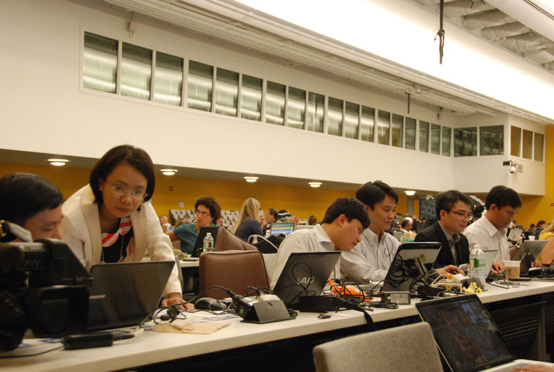 Các ký giả Việt Nam đang hành nghề ở Trung tâm báo chí LHQ 