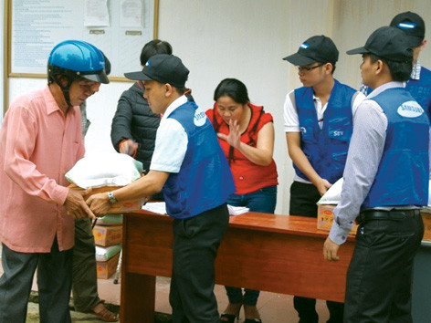 Trao tặng nhu yếu phẩm cho các gia đình bị thiệt hại nặng