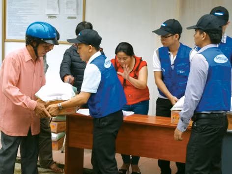 Trao tặng nhu yếu phẩm cho các gia đình bị thiệt hại nặng. Trao tặng nhu yếu phẩm cho các gia đình bị thiệt hại nặng