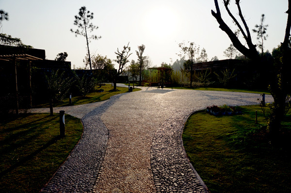 Con đường dẫn vào khu vực này được làm bằng sỏi