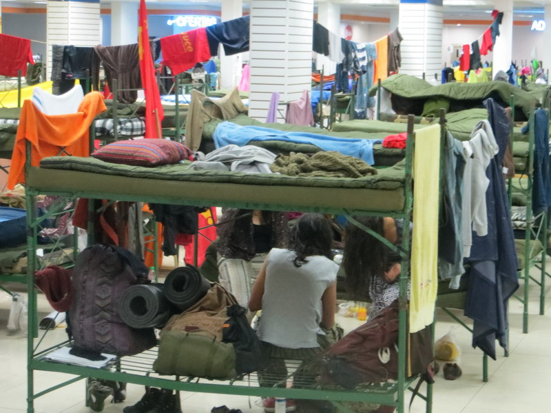 Bất chấp phải ngủ giường tầng, màn chụp, túi ngủ