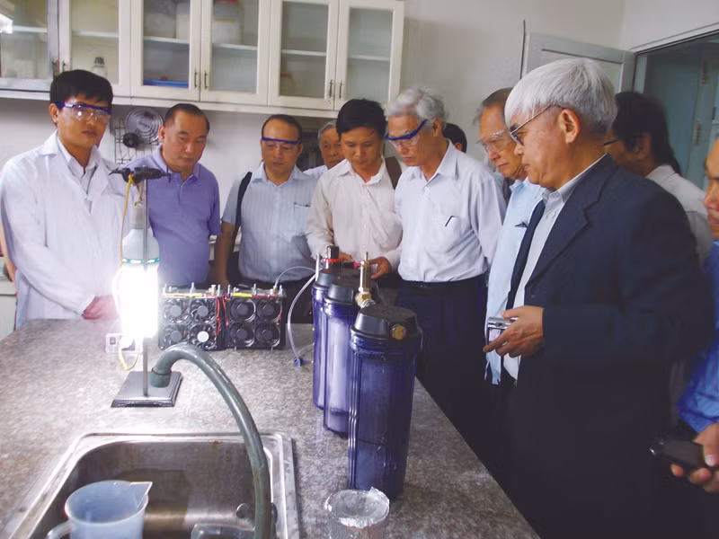 Buổi thực nghiệm sáng qua của TS Khê về chiếc máy phát điện bằng nước. Ảnh C.Trung