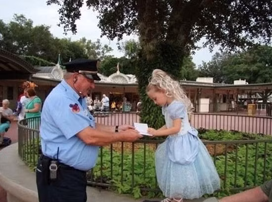 Cô bé đáng yêu ngỡ mình là nữ hoàng thật sự khi khoác vào người bộ cánh lộng lẫy, nhất là sau khi em được một viên cảnh sát tiến tới và xin chữ ký. Hành động của người cảnh sát đã mang lại niềm vui đầy bất ngờ và to lớn cho cô bé. Cô bé đáng yêu ngỡ mình là nữ hoàng thật sự khi khoác vào người bộ cánh lộng lẫy, nhất là sau khi em được một viên cảnh sát tiến tới và xin chữ ký. Hành động của người cảnh sát đã mang lại niềm vui đầy bất ngờ và to lớn cho cô bé