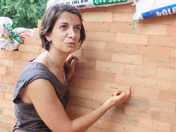 Và đây là gạch mới kết dính vững chắc ở tháp G1. Và đây là gạch mới kết dính vững chắc ở tháp G1