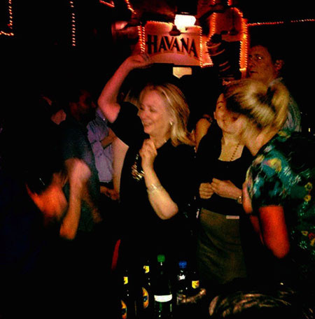 Bà Clinton nhảy rất sảng khoái với những người khách trong quán bar. Bà Clinton nhảy rất sảng khoái với những người khách trong quán bar