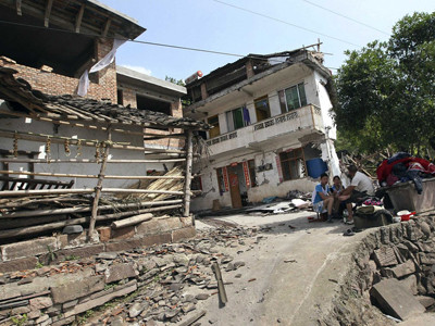 Một người đàn ông bị thương đang được trợ giúp y tế