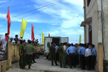 Nghi can giết cả vợ và 'tình địch' chỉ chỗ vứt hung khí ảnh 2