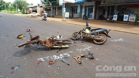 Hai xe máy đấu đầu, 3 người nguy kịch ảnh 1