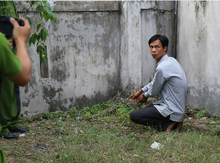 Nghi can giết cả vợ và 'tình địch' chỉ chỗ vứt hung khí ảnh 3