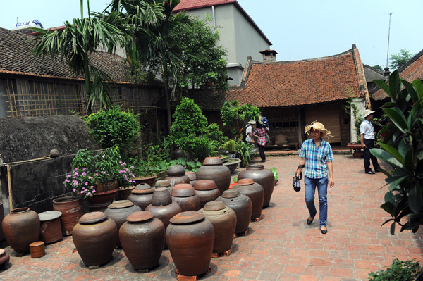 Nghề làm tương ở đây cũng rất nổi tiếng và chất lượng tương của làng không hề thua kém các làng làm tương khác.