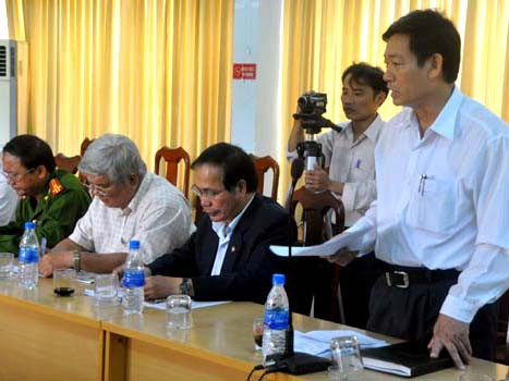 Phó chủ tịch UBND huyện Nghĩa Hành đề nghị: "Bạo hành trẻ em - vi phạm pháp luật của vợ chồng ông Mùi - bà Yến đã rõ ràng, cần tước quyền của cha mẹ nuôi mất nhân tính này". Ảnh: VnExpress. Phó chủ tịch UBND huyện Nghĩa Hành đề nghị: