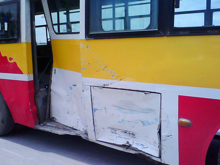 Xe buýt cũng bị hư hỏng do vụ va chạm