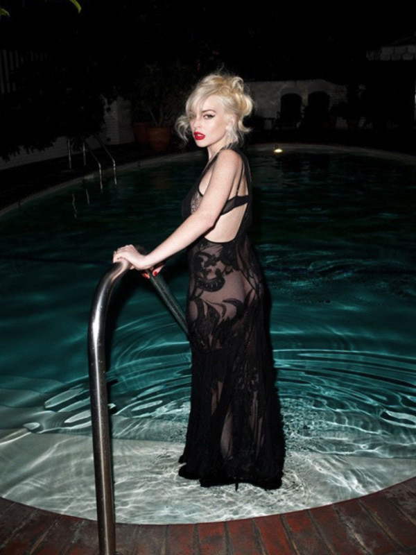 Ngôi sao nhiều scandal của Hollywood diện một chiếc váy mỏng tang, khoe nguyên vòng 3 bốc lửa