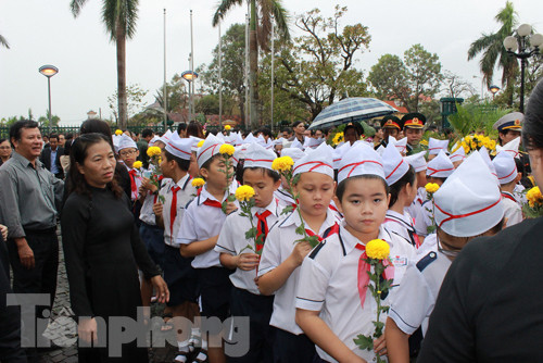 Học sinh Quảng Bình viếng Đại tướng Võ Nguyên Giáp. Học sinh Quảng Bình viếng Đại tướng Võ Nguyên Giáp