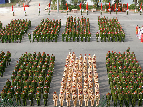 Giữa rừng lá – nam sinh, khối đội hình nữ cảnh sát giao thông tương lai trở thành điểm nổi bật như màu áo vàng giữa những màu xanh