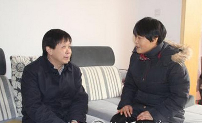 Nhà trường đến thăm hỏi và động viên gia đình. Nhà trường đến thăm hỏi và động viên gia đình