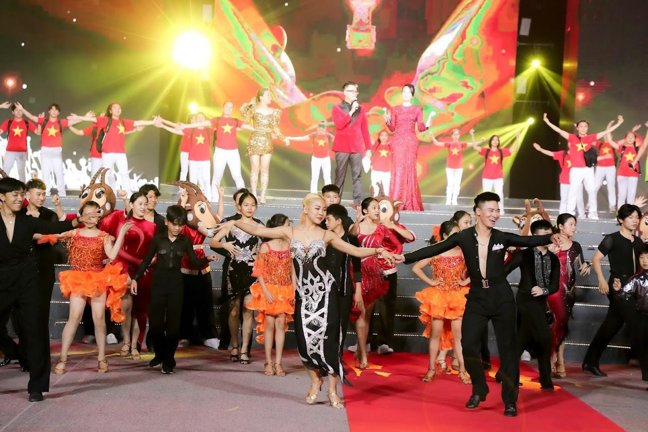 Chương trình nghệ thuật Bế mạc hứa hẹn trẻ trung hơn, với sự tham gia của dàn ca sĩ như Đông Hùng, Khánh Linh, Uyên Linh, Dương Hoàng Yến, Văn Mai Hương, Bảo Trâm...