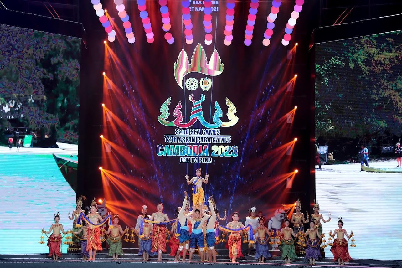 Sau nghi lễ nhận cờ, nước chủ nhà của SEA Games 32- Campuchia- sẽ mang đến những tiết mục đặc sắc. Giám đốc sản xuất, NSƯT Thanh Hiền tiết lộ, nghệ sĩ Campuchia sẽ trình diễn một số tiết mục như múa Hoa hồng Phnôm Pênh do cựu quốc vương Norodom Sihanouk sáng tác, múa đương đại Linh vật Bồ câu trắng, hát ca khúc Cambodia Welcoming and Blessing Song (Chào đón và chúc phúc cho Campuchia)