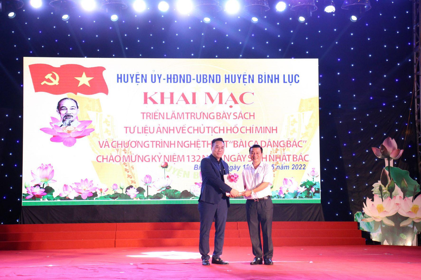 Ông Nguyễn Nguyên, Cục trưởng Cục Xuất bản, In và Phát hành trao tặng sách cho ông Trần Xuân Dũng, Chủ tịch UBND huyện Bình Lục. Ông Nguyễn Nguyên, Cục trưởng Cục Xuất bản, In và Phát hành trao tặng sách cho ông Trần Xuân Dũng, Chủ tịch UBND huyện Bình Lục.