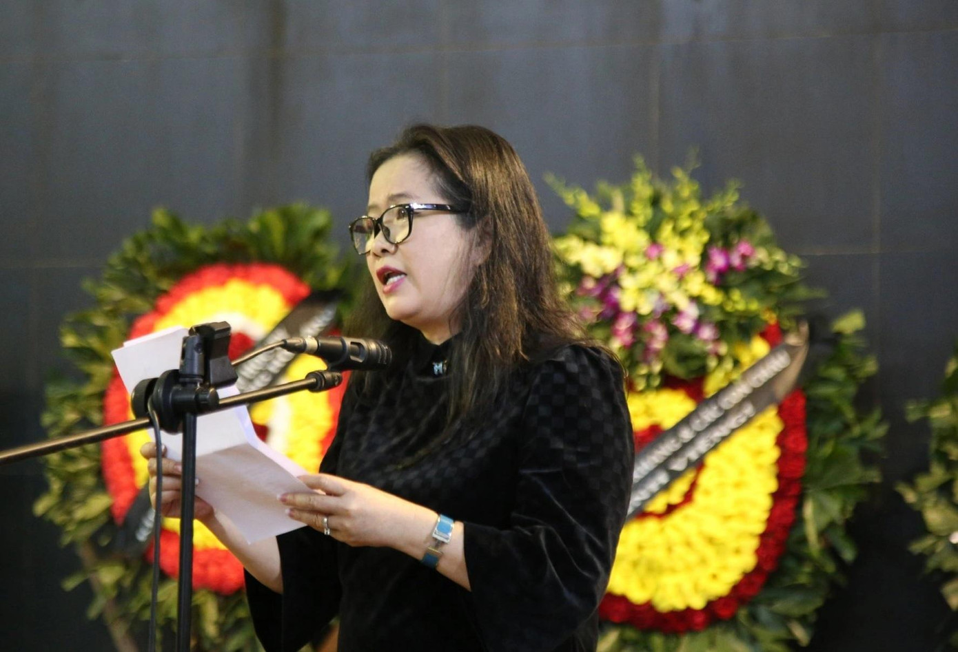 Nhà văn Nguyễn Thị Thu Huệ đọc điếu văn tiễn biệt nhà văn Lê Phương.