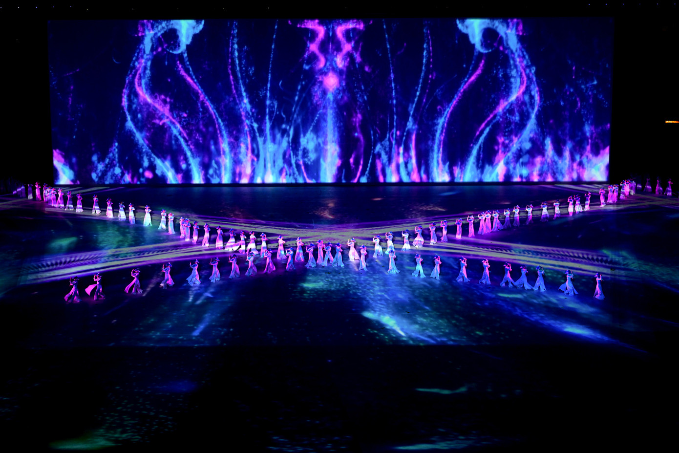 Khoảng hơn 200 diễn viên múa với áo dài và nón LED trình diễn trên nền nhạc violin và đàn bầu. Khoảng hơn 200 diễn viên múa với áo dài và nón LED trình diễn trên nền nhạc violin và đàn bầu.