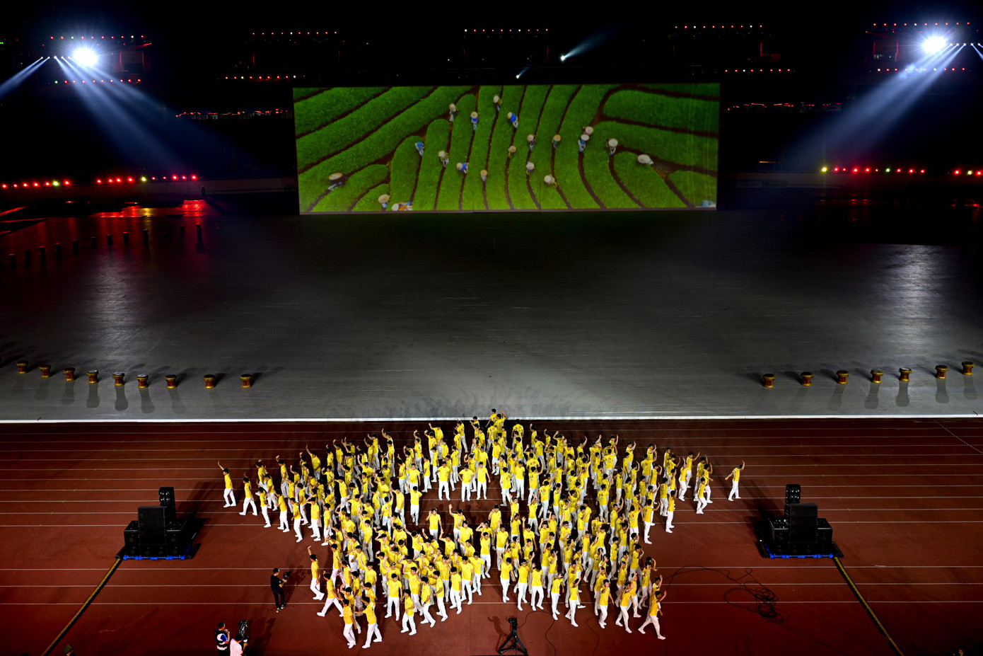 Hàng trăm diễn viên, học viên được huy động cho các đại cảnh. Hàng trăm diễn viên, học viên được huy động cho các đại cảnh.