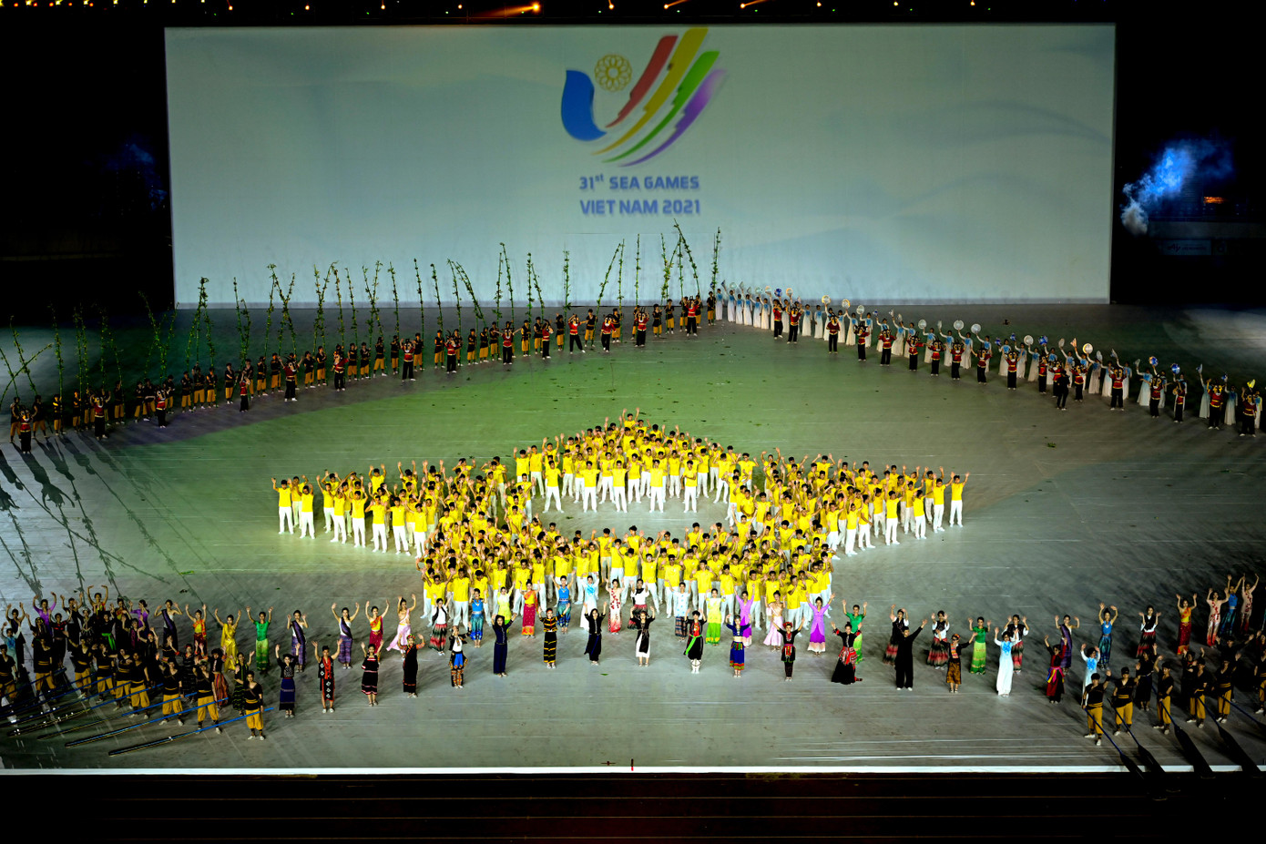 Phần trình diễn bùng nổ khép lại chương trình khai mạc. Phần trình diễn bùng nổ khép lại chương trình khai mạc.