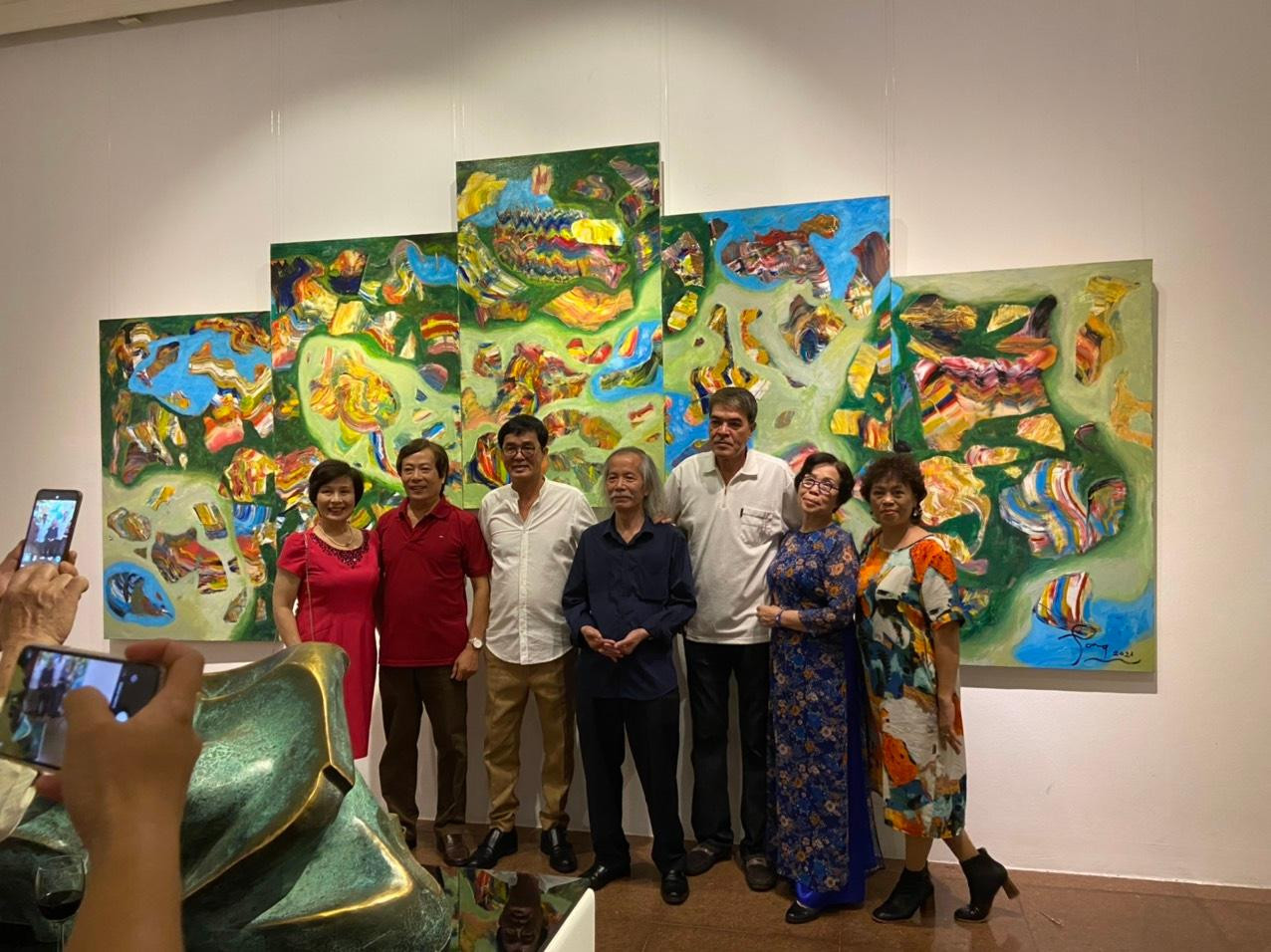 Họa sĩ Lương Xuân Đoàn (đứng giữa), Chủ tịch Hội Mỹ thuật Việt Nam chúc mừng hai nghệ sĩ. Ảnh:THÙY DƯƠNG