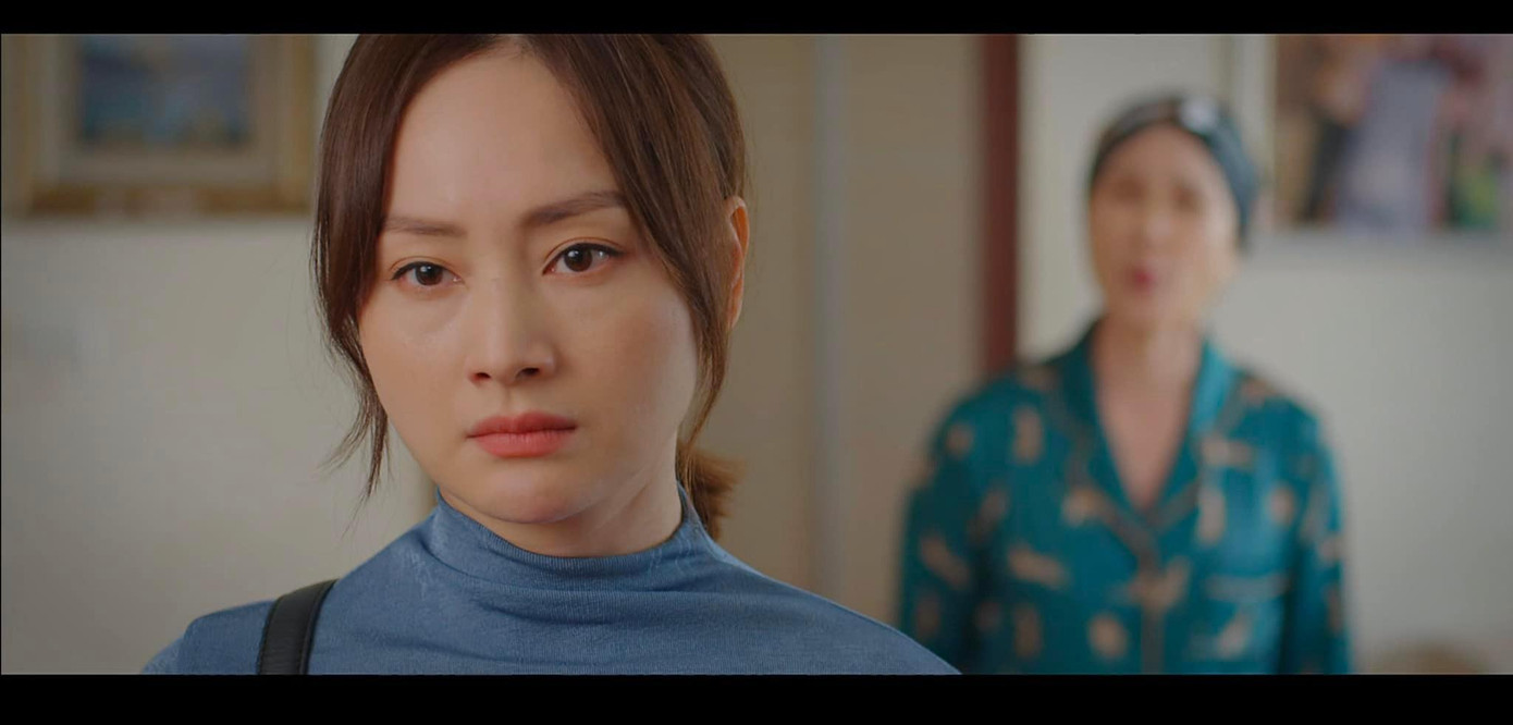 Khánh bất cần, không còn kiêng nể mẹ chồng nữa.