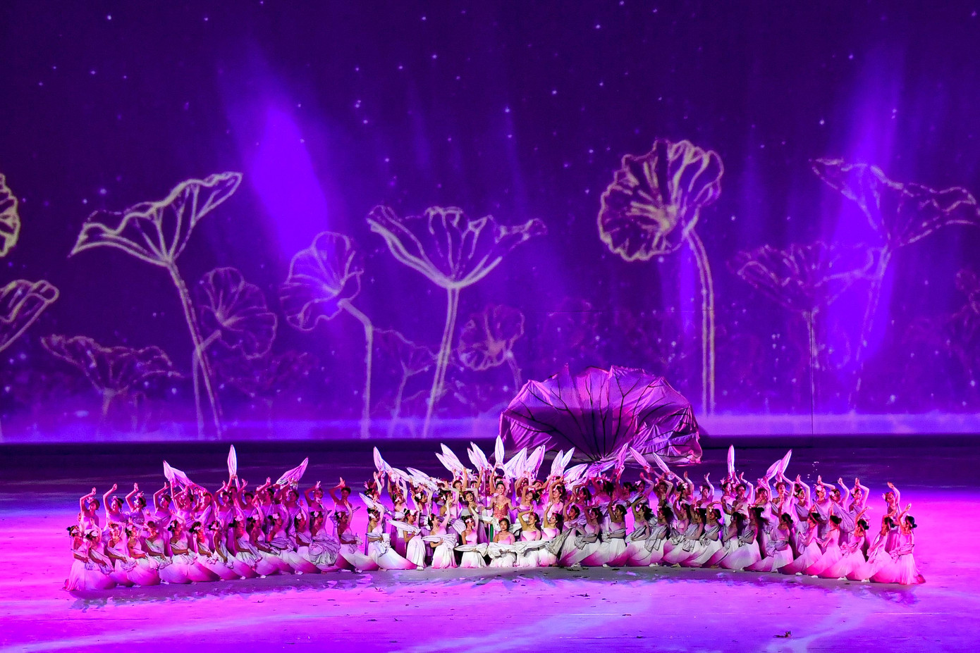 “Màn Múa Sen” thể hiện hình tượng hoa sen thanh cao, thuần khiết, hòa bình và thịnh vượng. “Màn Múa Sen” thể hiện hình tượng hoa sen thanh cao, thuần khiết, hòa bình và thịnh vượng.