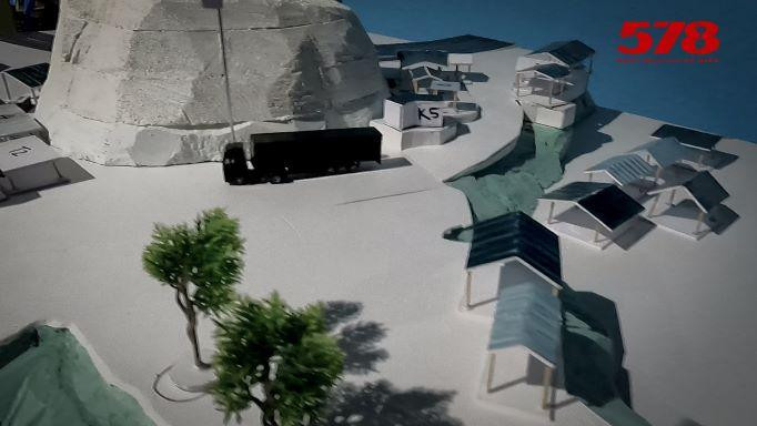 Đoàn làm phim đang dựng sa bàn mô phỏng trước khi quay.