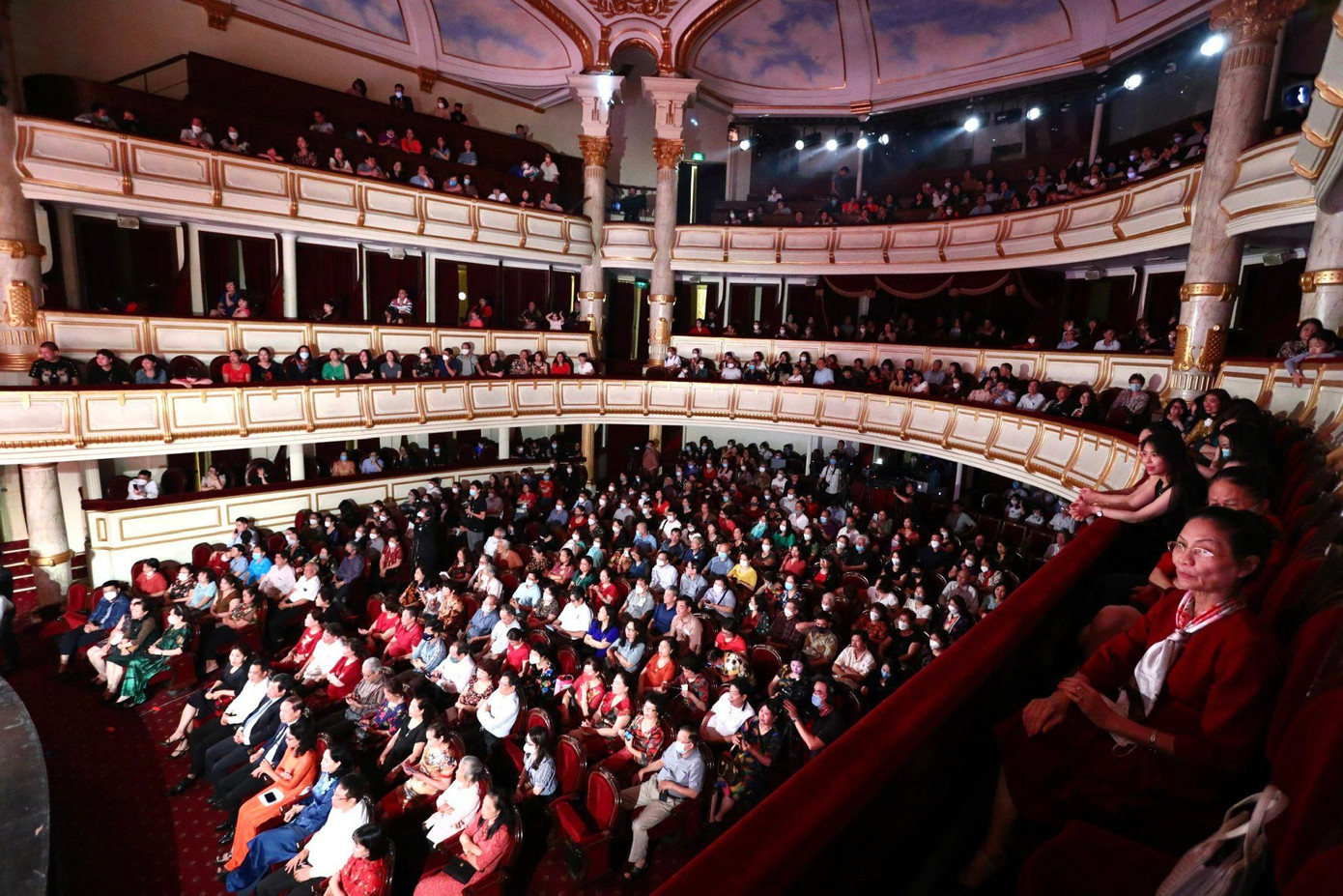 Khán giả đắm chìm trong cảm xúc thiêng liêng của chương trình nghệ thuật "Bác Hồ một tình yêu bao la".