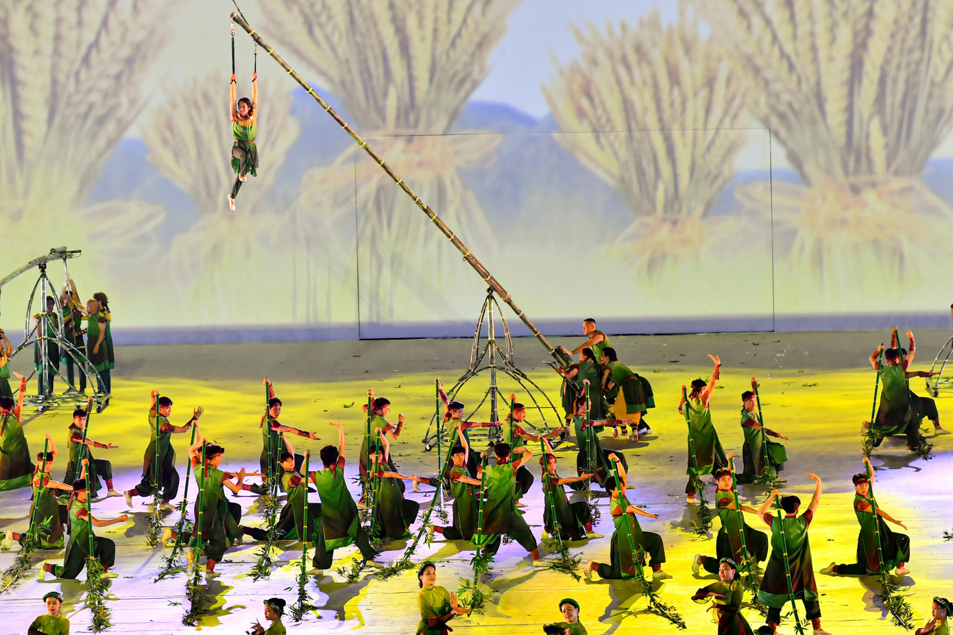 Hình tượng cây tre Việt Nam và bó lúa Đông Nam Á hòa quyện như văn hóa Việt trong dòng chảy chung Đông Nam Á. Hình tượng cây tre Việt Nam và bó lúa Đông Nam Á hòa quyện như văn hóa Việt trong dòng chảy chung Đông Nam Á.