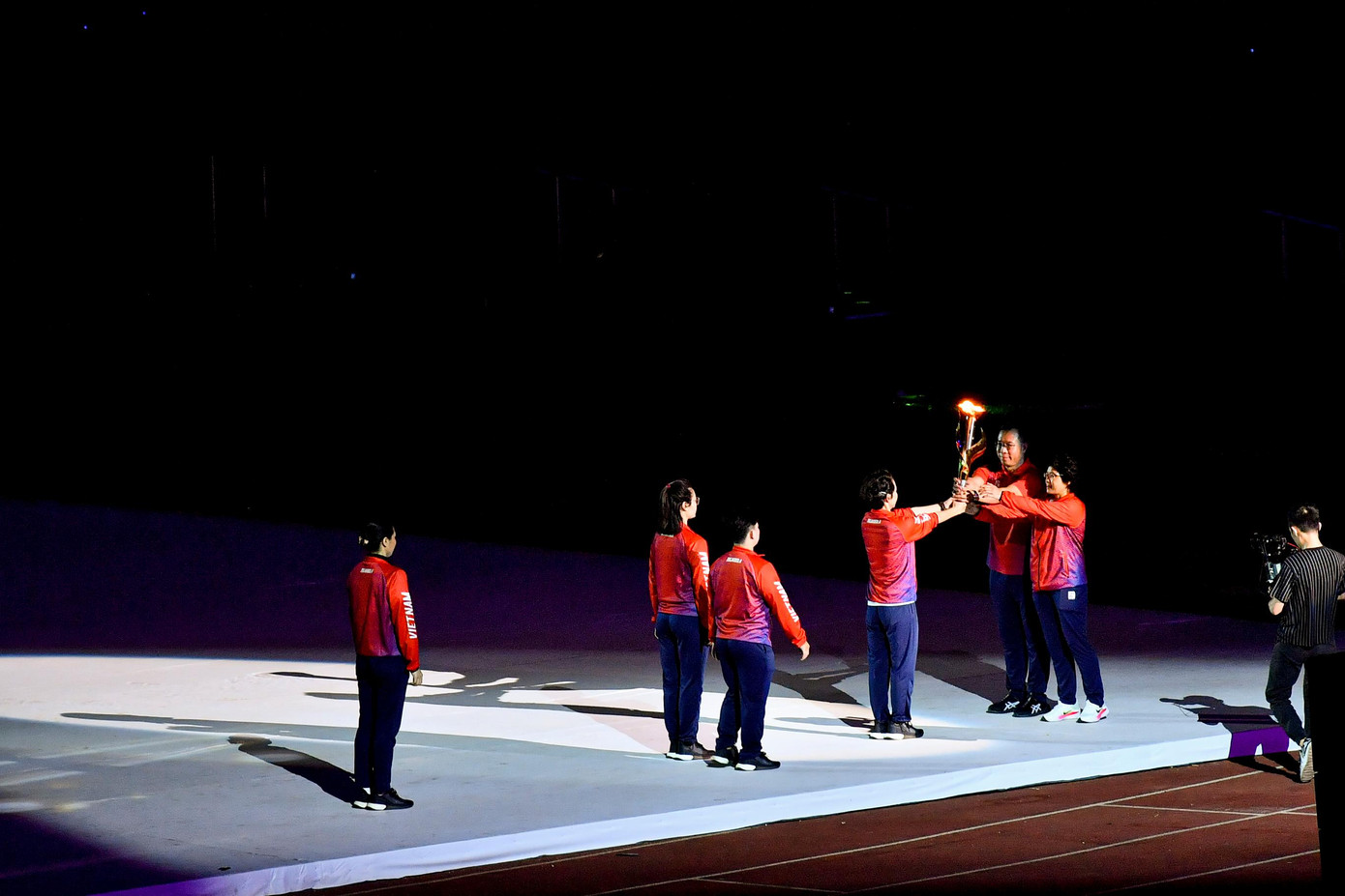 Màn thắp đuốc ở chương 3 "Đông Nam Á tỏa sáng". Màn thắp đuốc ở chương 3 "Đông Nam Á tỏa sáng".