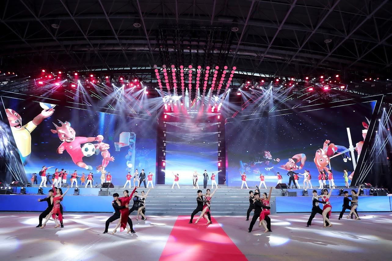 Đạo diễn Hoàng Công Cường tiết lộ dù tổ chức ở sân khấu trong nhà, tuy nhiên đây là sân khấu hoành tráng với tổng diện tích sân khấu chính hơn 600m2, hai sân khấu phụ hai bên hơn 300m2 và diện tích màn hình LED lên tới gần 580m2.