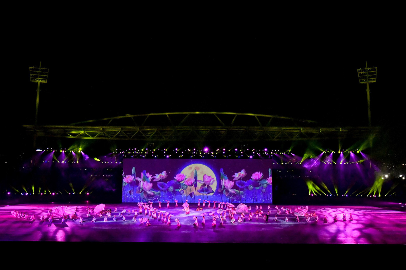 Nghệ sĩ Linh Nga và 121 diễn viên kết nối tạo thành các vòng tròn tượng trưng cho biểu tượng của Liên đoàn Thể thao Đông Nam Á. Nghệ sĩ Linh Nga và 121 diễn viên kết nối tạo thành các vòng tròn tượng trưng cho biểu tượng của Liên đoàn Thể thao Đông Nam Á.