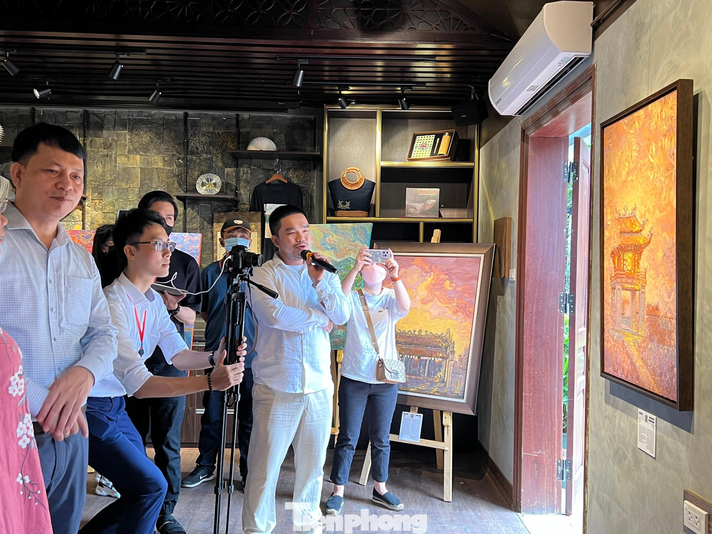 Họa sĩ Nguyễn Thanh Vũ giới thiệu bức Khuê Văn Các. Ảnh: Nguyên Khánh