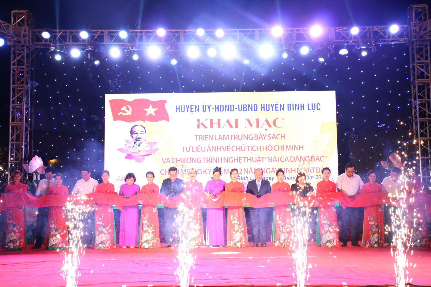 Cắt băng khánh thành triển lãm. Cắt băng khánh thành triển lãm.