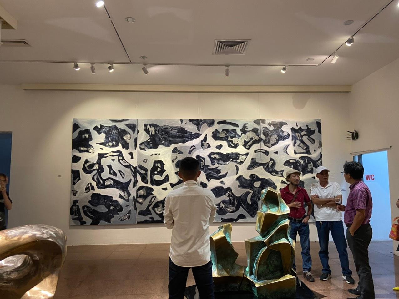 Cuộc đối thoại giữa điêu khắc và hội họa. Ảnh: THÙY DƯƠNG