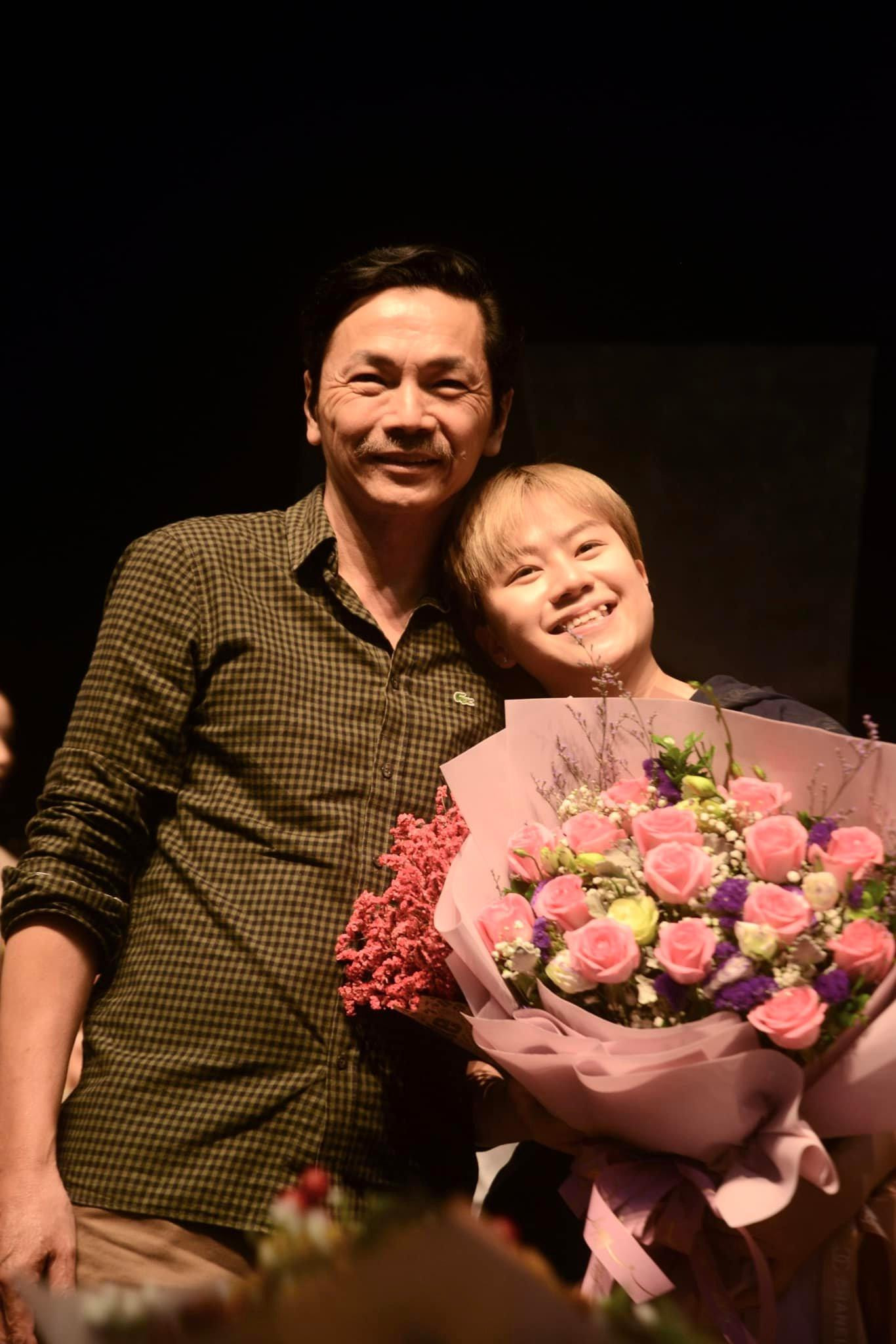 "Bố Sơn" NSND Trung Anh chúc mừng Bảo Hân trong buổi diễn tốt nghiệp.