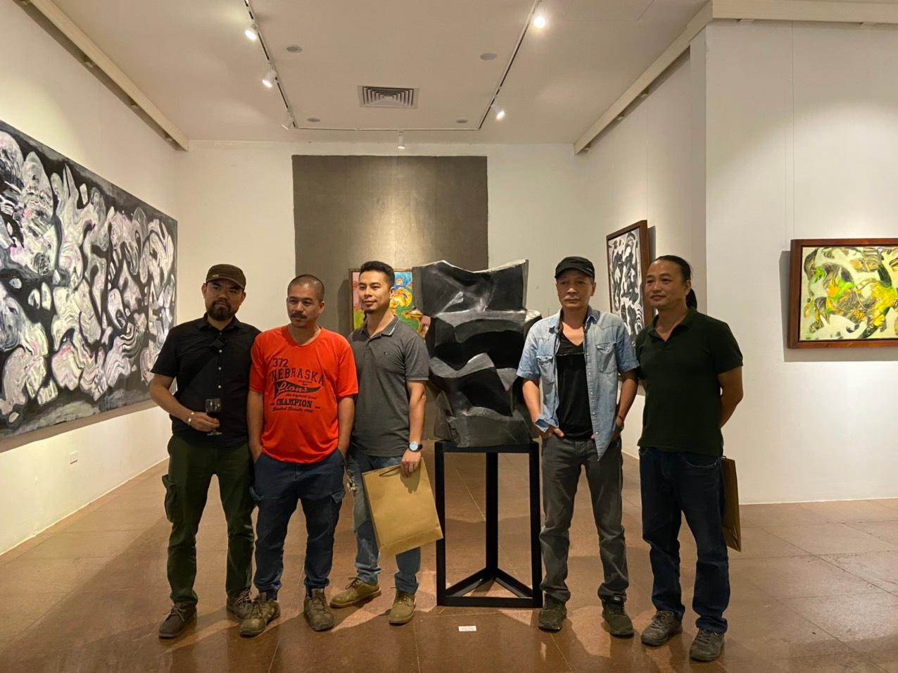 Bạn bè tới ủng hộ nghệ sĩ Đào Châu Hải. Ảnh: THÙY DƯƠNG