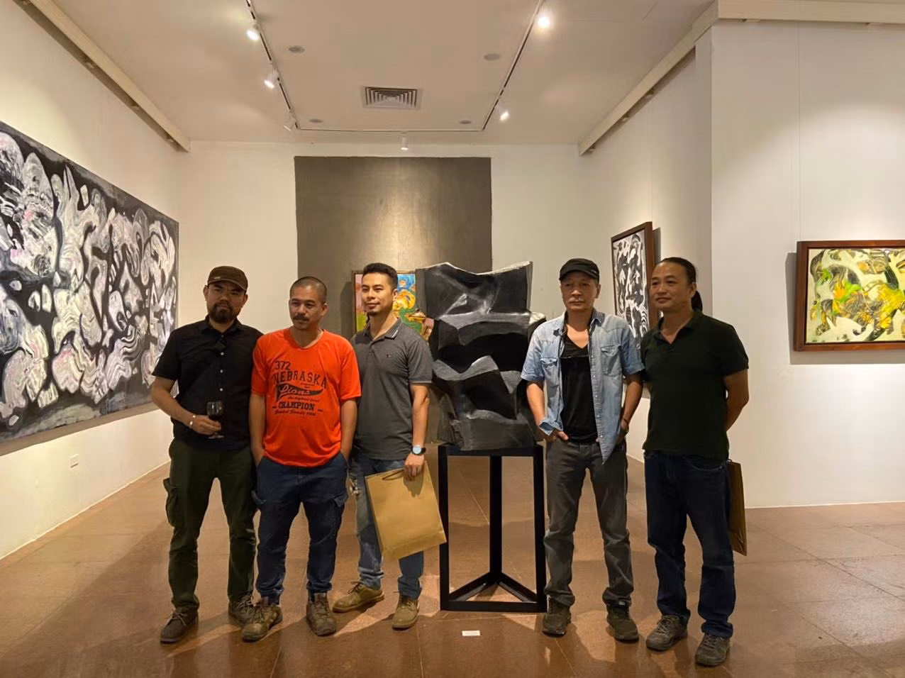 Bạn bè tới ủng hộ nghệ sĩ Đào Châu Hải. Ảnh: THÙY DƯƠNG