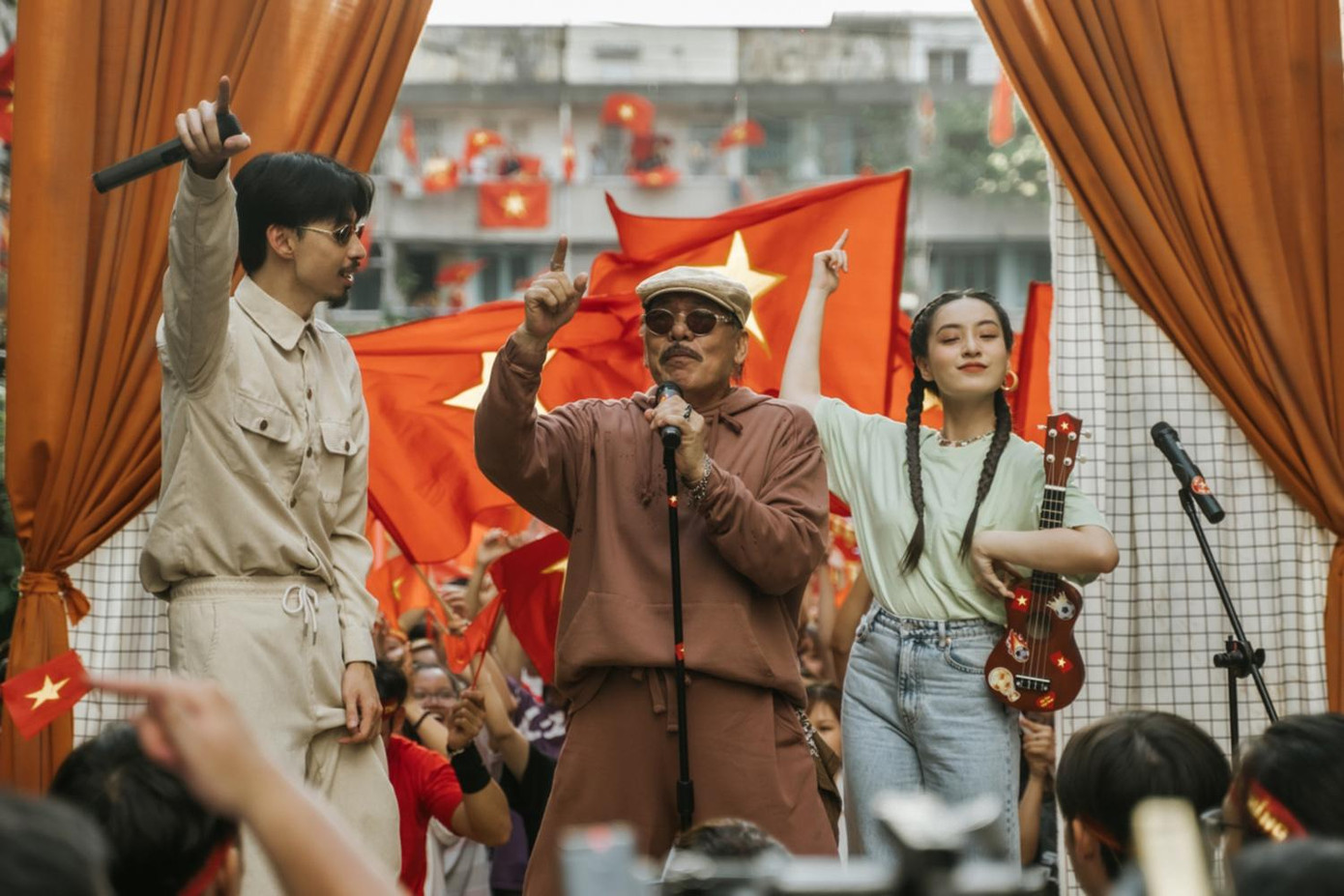 "Đi trong mùa hè" đánh dấu lần hợp tác đầu tiên của Đen với nhạc sĩ Trần Tiến. "Đi trong mùa hè" đánh dấu lần hợp tác đầu tiên của Đen với nhạc sĩ Trần Tiến.