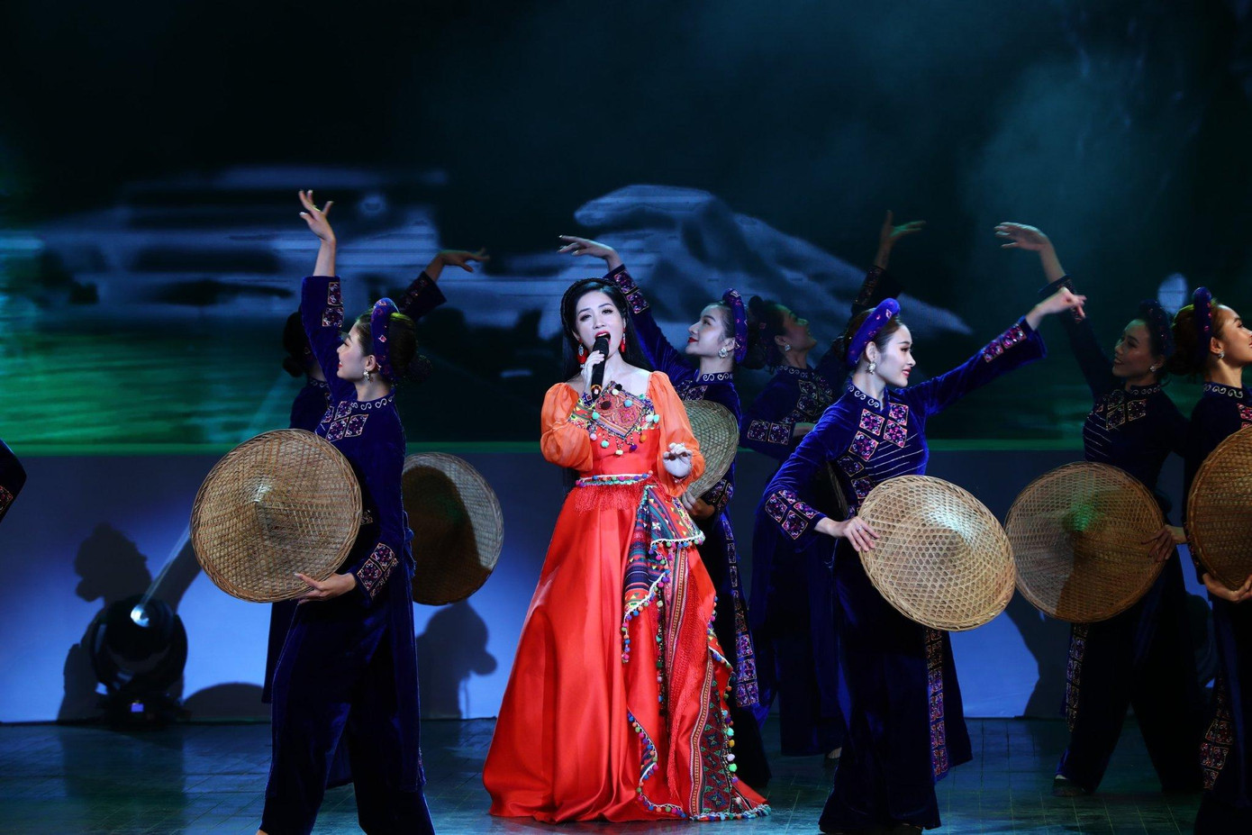 Phương Nga cất tiếng hát "Tiếng hát giữa rừng Pác Bó".