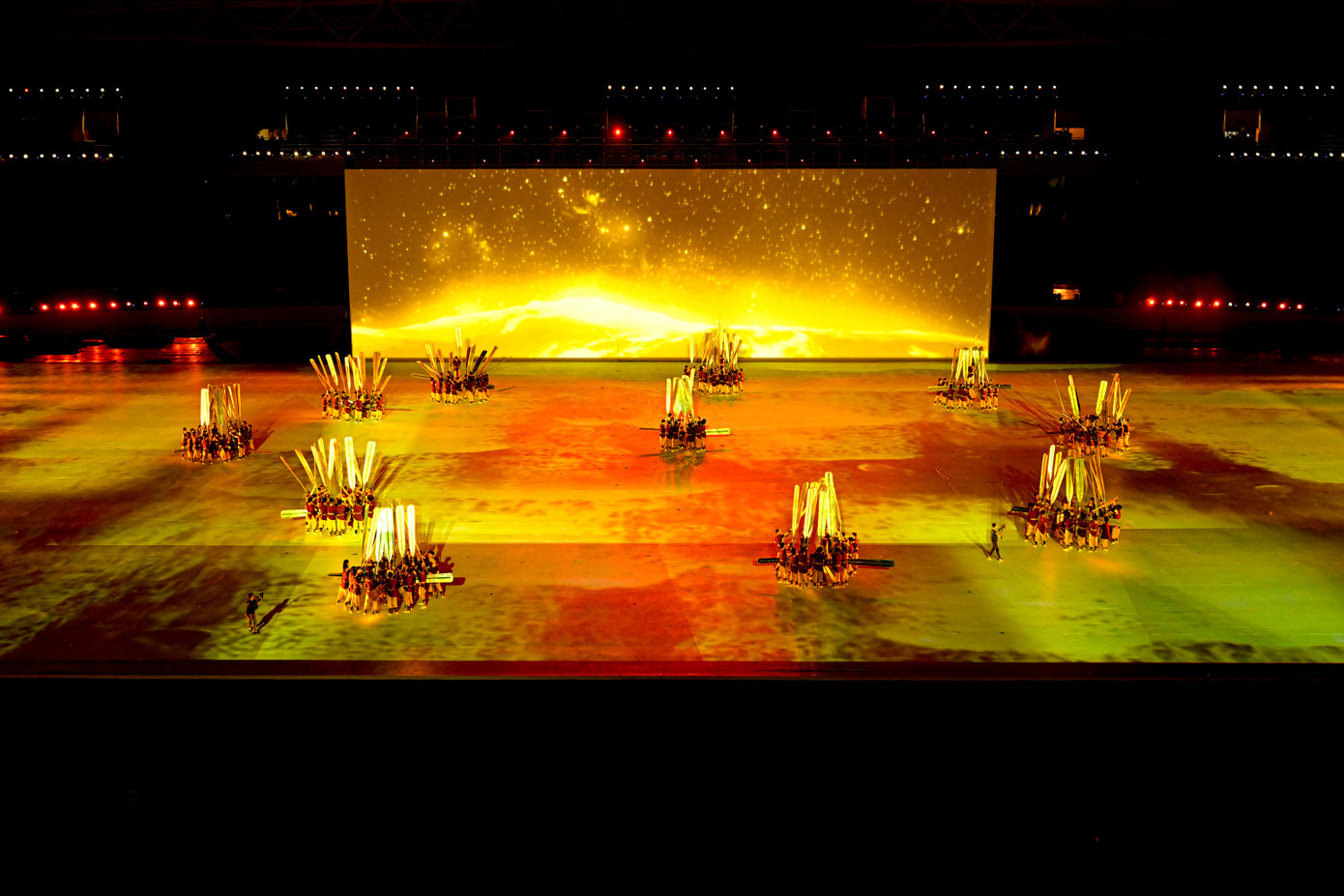 Màn múa thuyền với chủ đề "Chung dòng chảy", trong đó hơn 200 diễn viên tạo hình 11 con thuyền rẽ nước tiến vào sân khấu thể hiện tinh thần chung một ý chí, một tinh thần, một dòng chảy. Màn múa thuyền với chủ đề "Chung dòng chảy", trong đó hơn 200 diễn viên tạo hình 11 con thuyền rẽ nước tiến vào sân khấu thể hiện tinh thần chung một ý chí, một tinh thần, một dòng chảy.