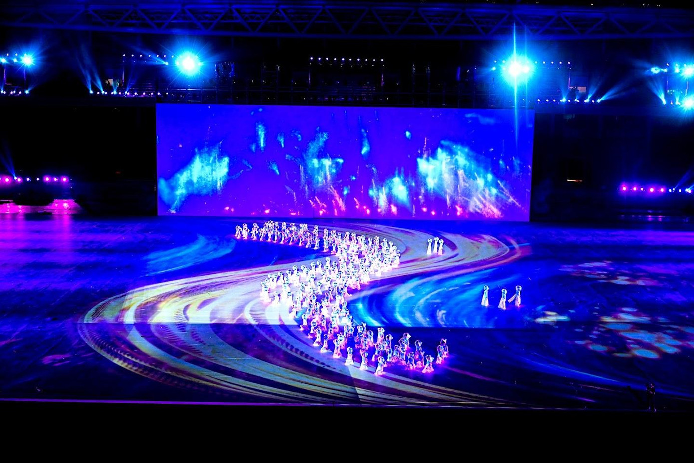 Màn múa nón thể hiện sự duyên dáng của phụ nữ Việt Nam theo chiều dài đất nước. Màn múa nón thể hiện sự duyên dáng của phụ nữ Việt Nam theo chiều dài đất nước.