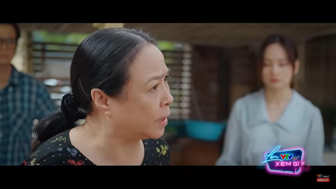 Bà Nga thẳng thừng đuổi khách ở quán bún riêu vì tọc mạch chuyện riêng của Khánh. Bà Nga thẳng thừng đuổi khách ở quán bún riêu vì tọc mạch chuyện riêng của Khánh.